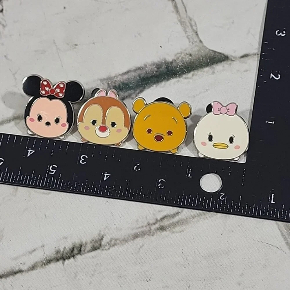 Disney Pins Set‎ Of 4 different Tsum Tsum Character Pins Pooh Minnie Daisy Chip